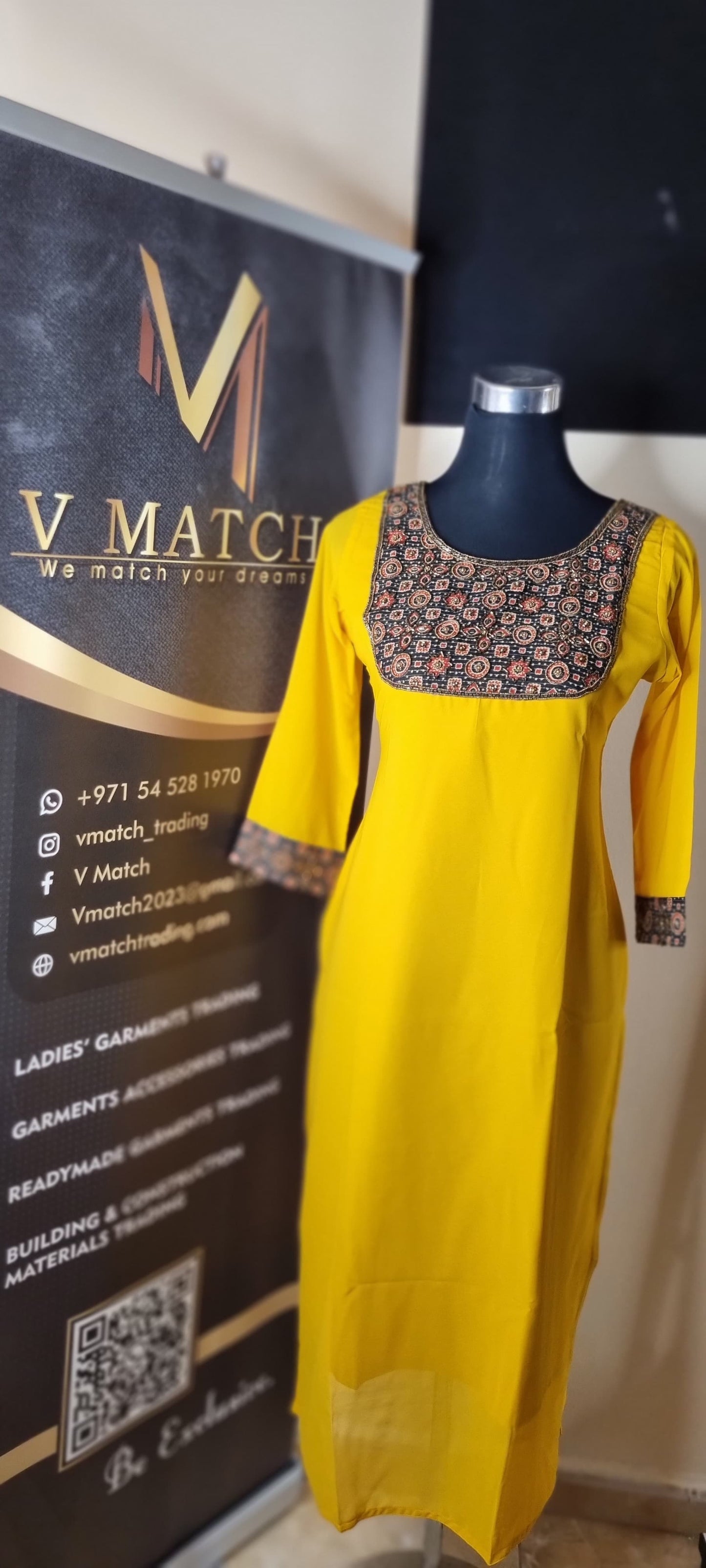 9SP24.Beautiful Georgette Slitted Top with heavy Handwork on yoke and hand sleeve border !!!