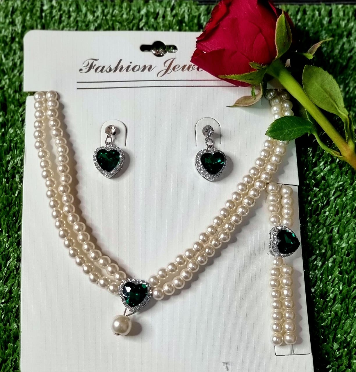 AC CH01. Faux Pearl Necklace, Bracelet and Earrings Set.