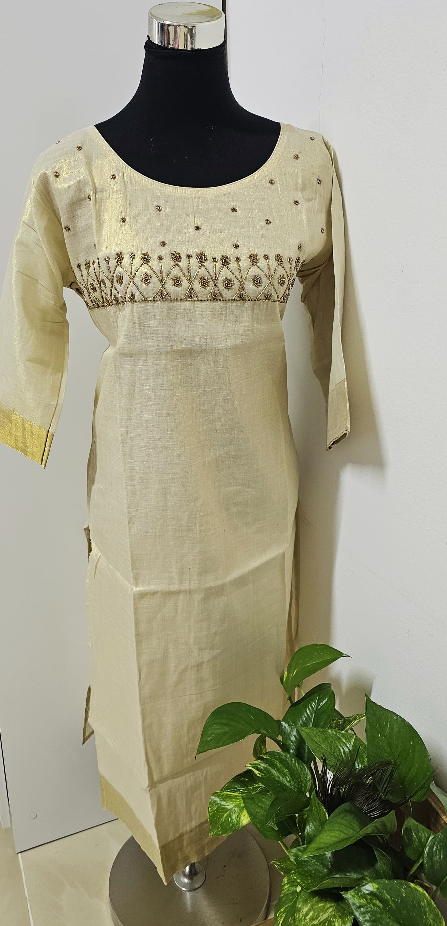 07APR25. TISSUE SLITTED TOP.