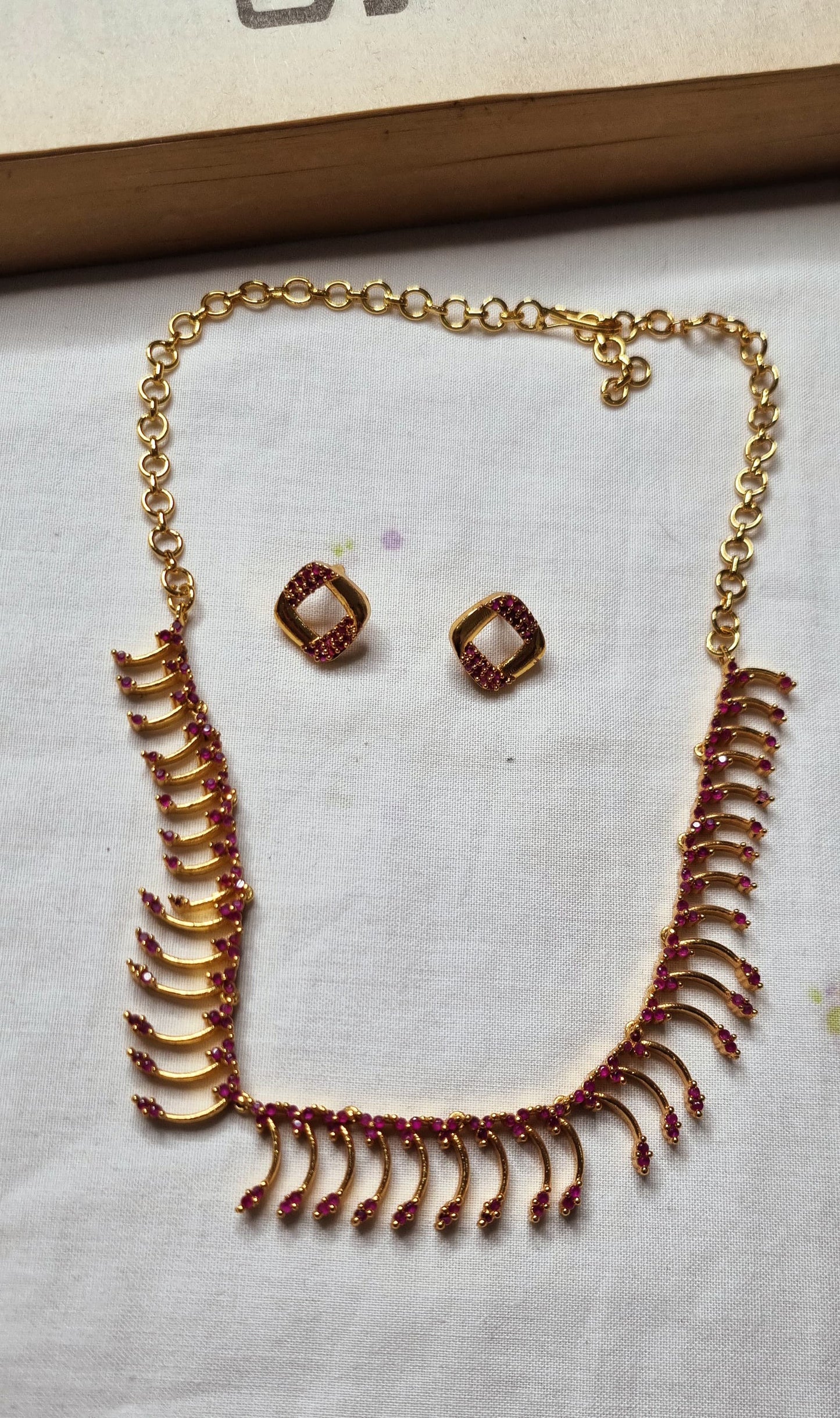 AC8SET. Ruby-toned AD stone necklace set