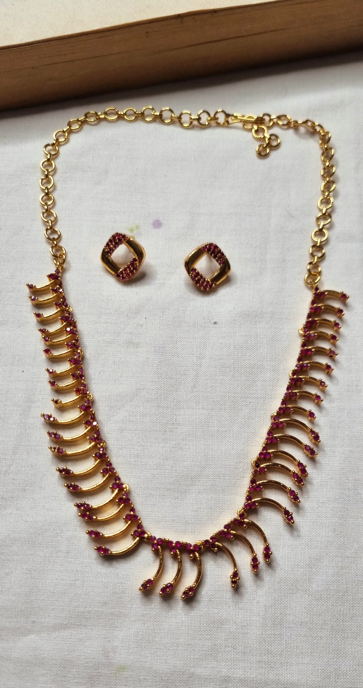 AC8SET. Ruby-toned AD stone necklace set