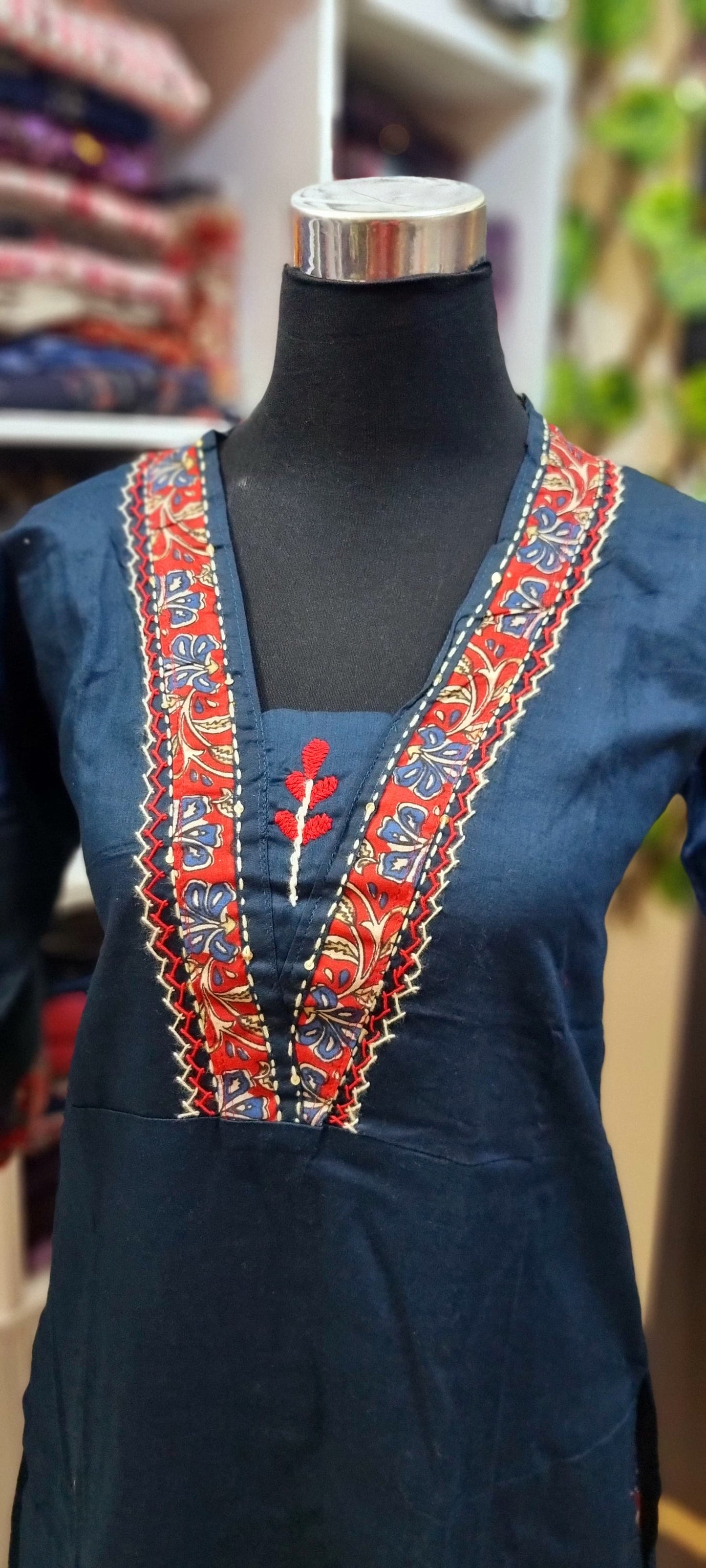 33MY25.Beautiful Cotton Collar Top with Kalamkari Print Pant