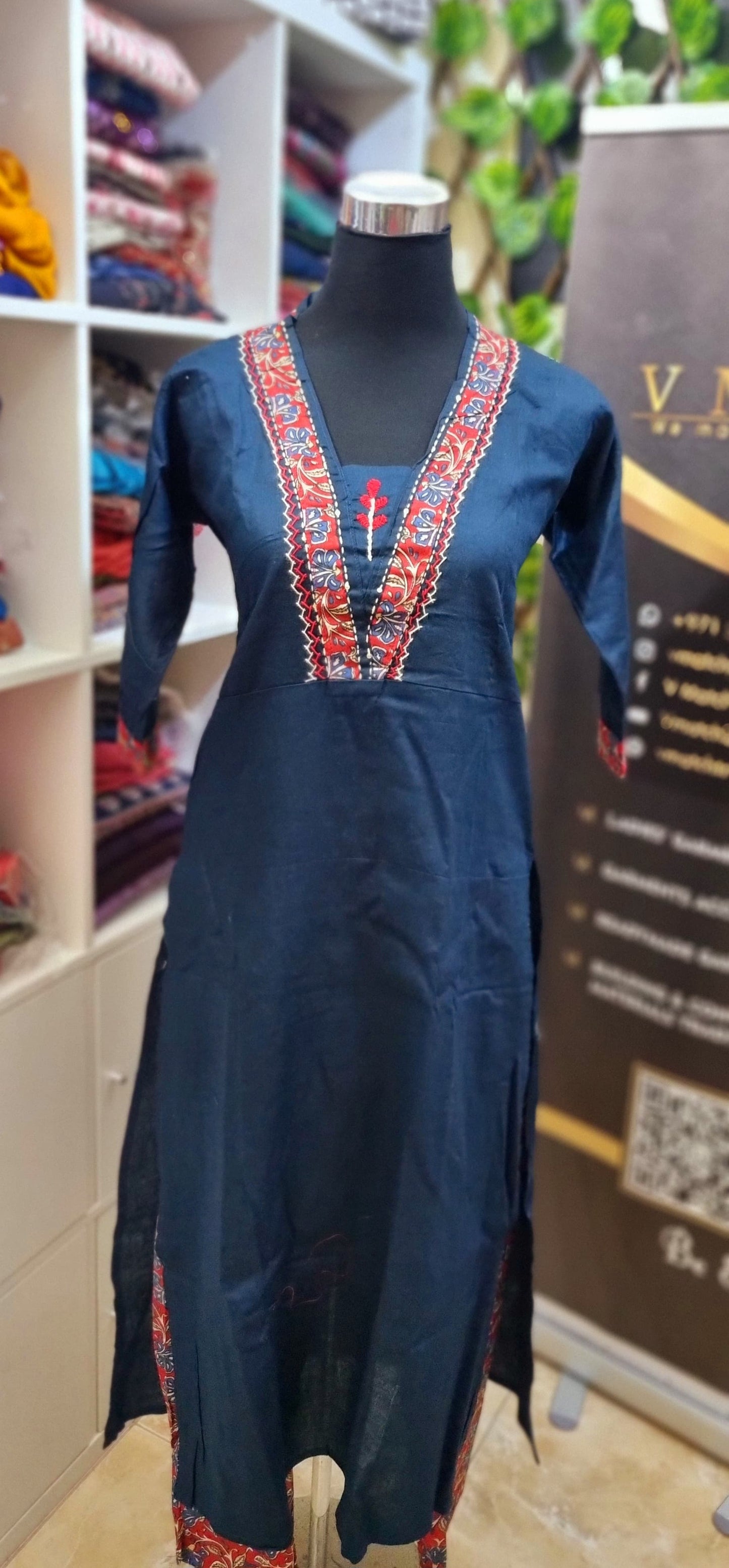 33MY25.Beautiful Cotton Collar Top with Kalamkari Print Pant