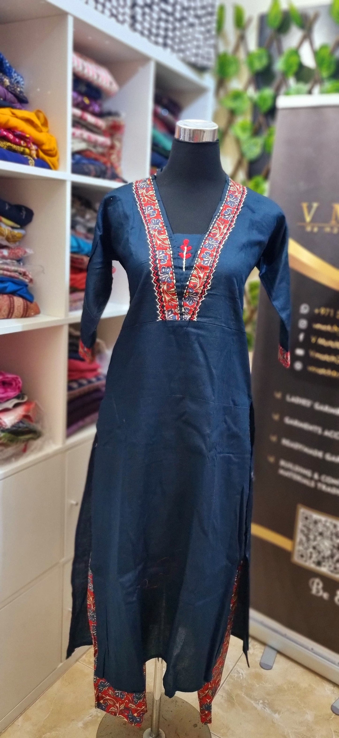 33MY25.Beautiful Cotton Collar Top with Kalamkari Print Pant