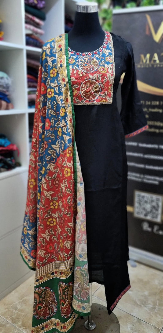 04MY25.Cotton Silk Slitted Top with Chinon Dupatta and Pant.