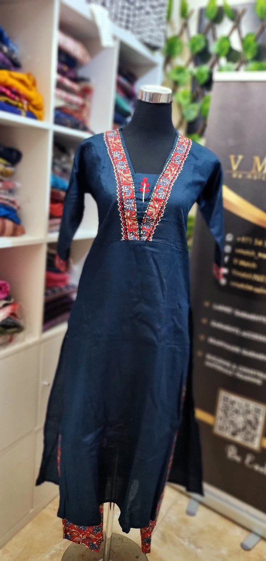 33MY25.Beautiful Cotton Collar Top with Kalamkari Print Pant